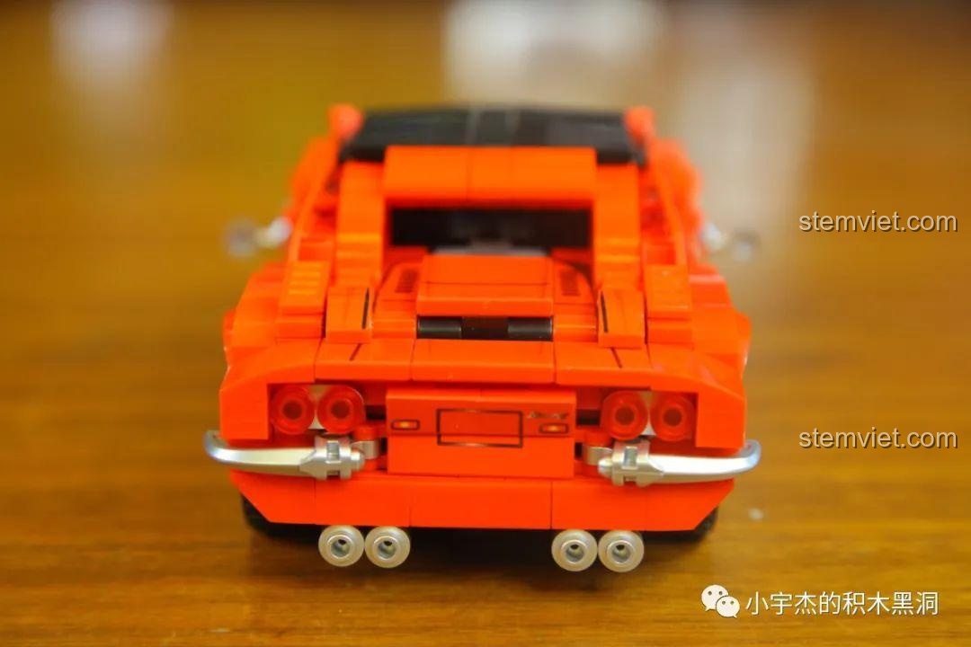 Mô hình Ferrari Dino 246 GTS hoàn chỉnh nhìn trực diện từ phía sau, từ bộ xếp hình SEMBO 705701.