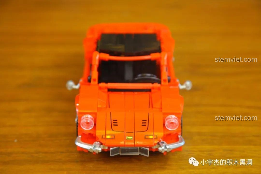 Mô hình Ferrari Dino 246 GTS hoàn chỉnh nhìn trực diện từ phía trước, từ bộ xếp hình SEMBO 705701.