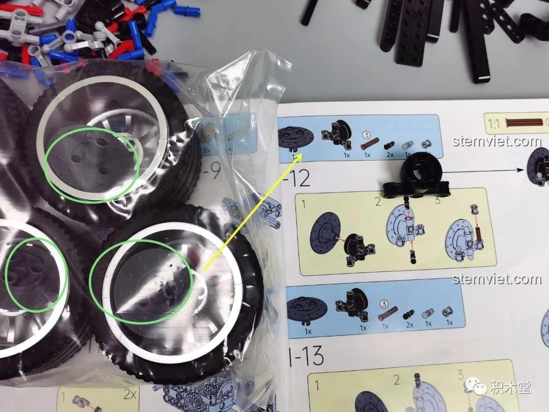 Cửa xe Ferrari SF90 Stradale mở ngang.