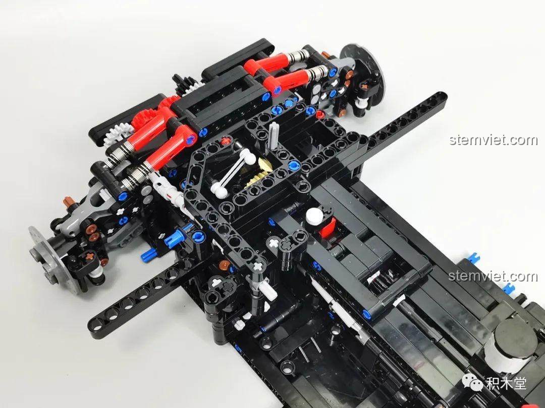 Toàn cảnh mô hình Ferrari SF90 Stradale màu đỏ, nhìn từ phía sau.