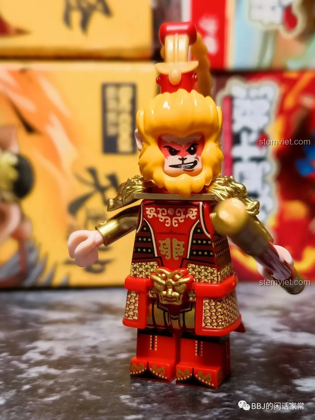 Minifigure Tôn Ngộ Không Decool 30301 từ góc nhìn hơi nghiêng, thể hiện rõ các khớp nối linh hoạt và thiết kế áo giáp tinh xảo. Figure Mỹ Hầu Vương cho trẻ em trên 6 tuổi.