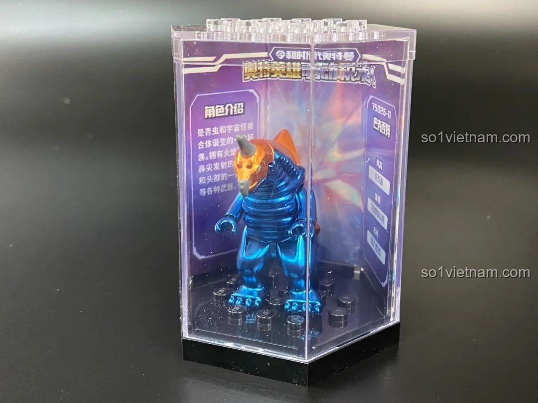 Figure quái vật Baragon được đặt trong hộp trưng bày trong suốt.