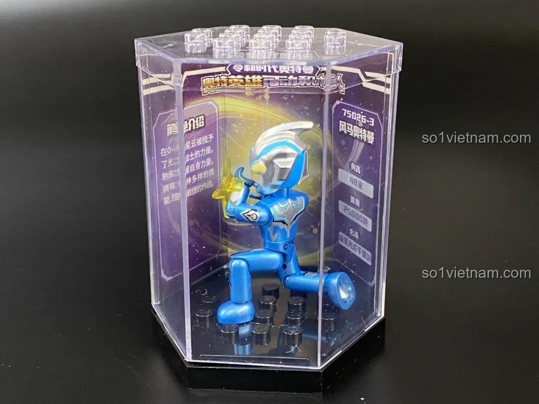 Một phiên bản khác của figure Ultraman Fuma được đặt trong hộp trưng bày trong suốt.