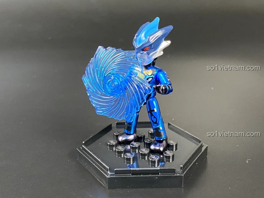 Figure Ultraman Fuma phiên bản sơn bóng tạo dáng với hiệu ứng năng lượng xoáy.