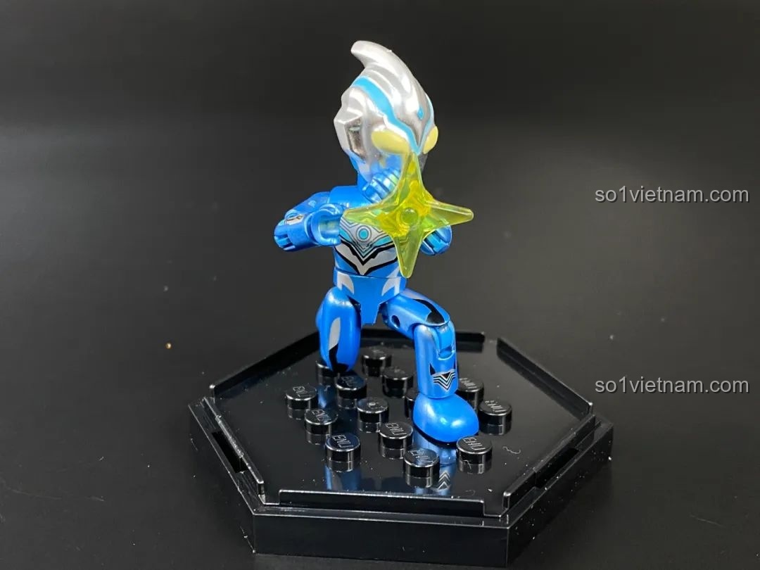 Figure Ultraman Fuma phiên bản sơn bóng tạo dáng với vũ khí.