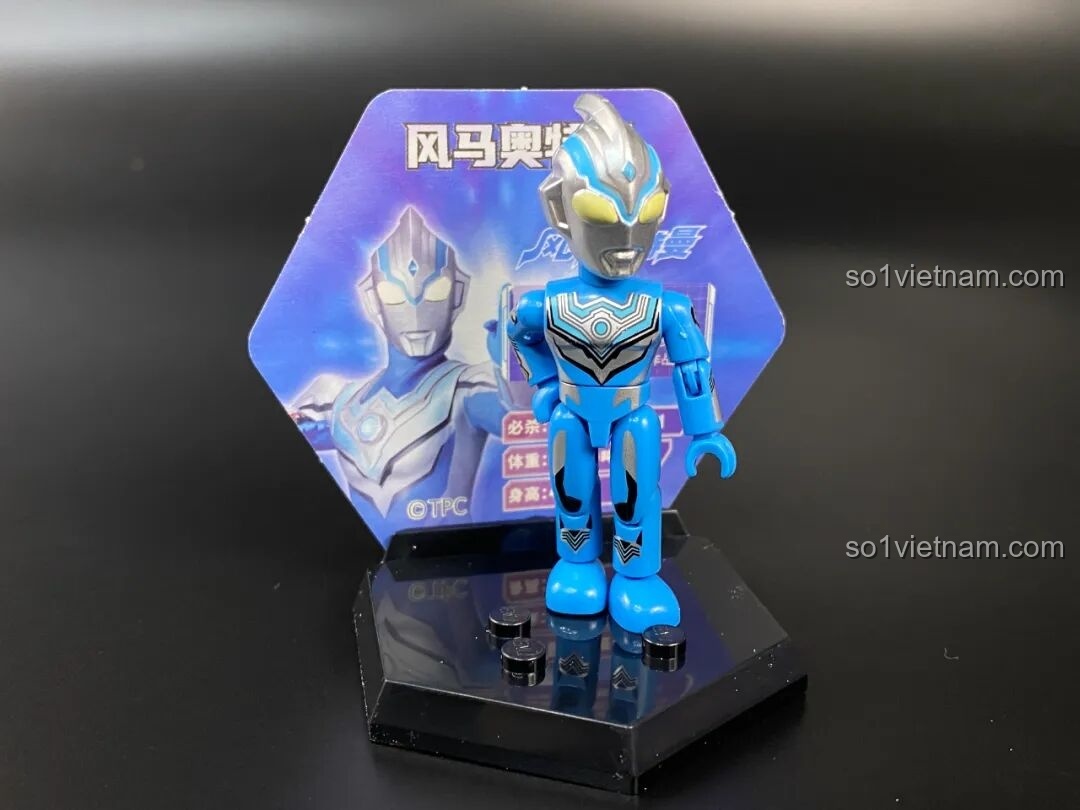 Figure Ultraman Fuma được đặt trên đế trưng bày hình lục giác với thẻ bài phía sau.