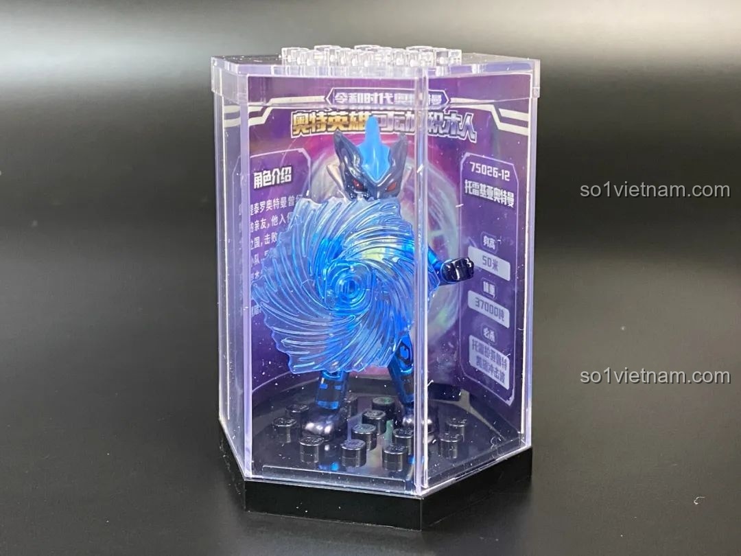 Figure Ultraman Fuma được đặt trong hộp trưng bày trong suốt.