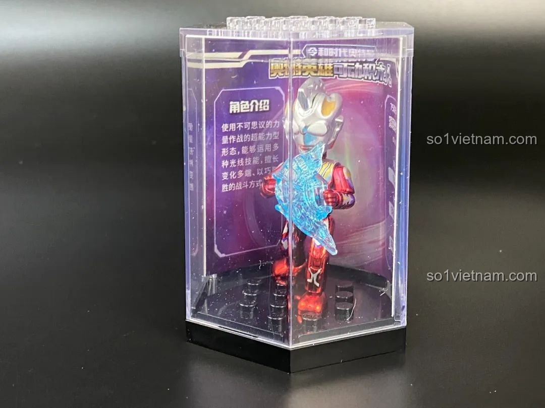 Figure Ultraman Geed được đặt trong hộp trưng bày trong suốt.