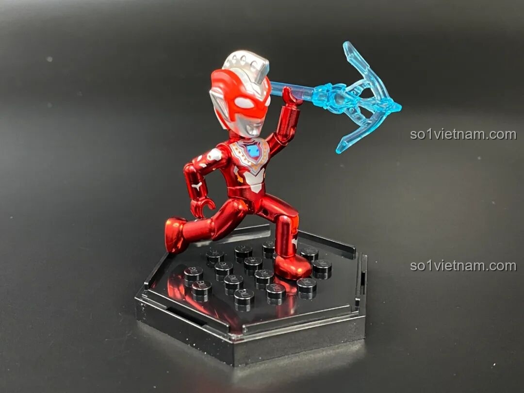 Figure Ultraman Ginga phiên bản sơn bóng tạo dáng với vũ khí Ginga Spark Lance.