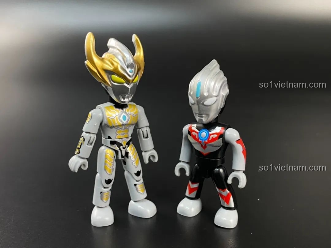 Hai figure Ultraman mới và cũ đứng cạnh nhau, cho thấy sự khác biệt về tỷ lệ và thiết kế.