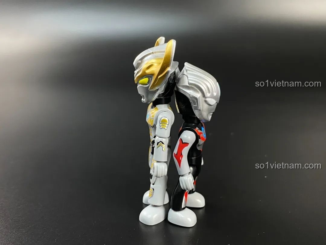Hai figure Ultraman mới và cũ quay lưng vào nhau, so sánh chi tiết phía sau.
