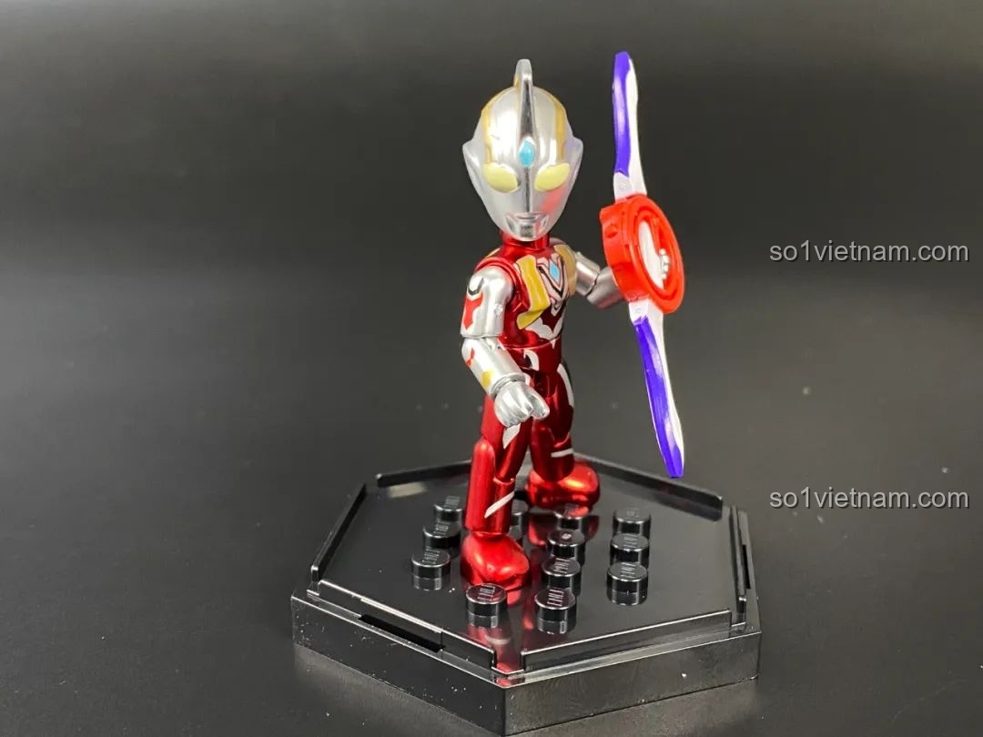 Figure Ultraman Orb Spacium Zeperion phiên bản sơn bóng tạo dáng với vũ khí.
