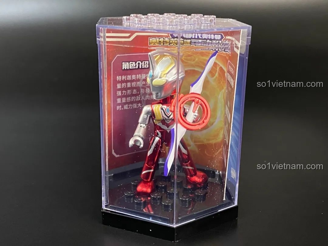 Figure Ultraman Orb Spacium Zeperion được đặt trong hộp trưng bày trong suốt.