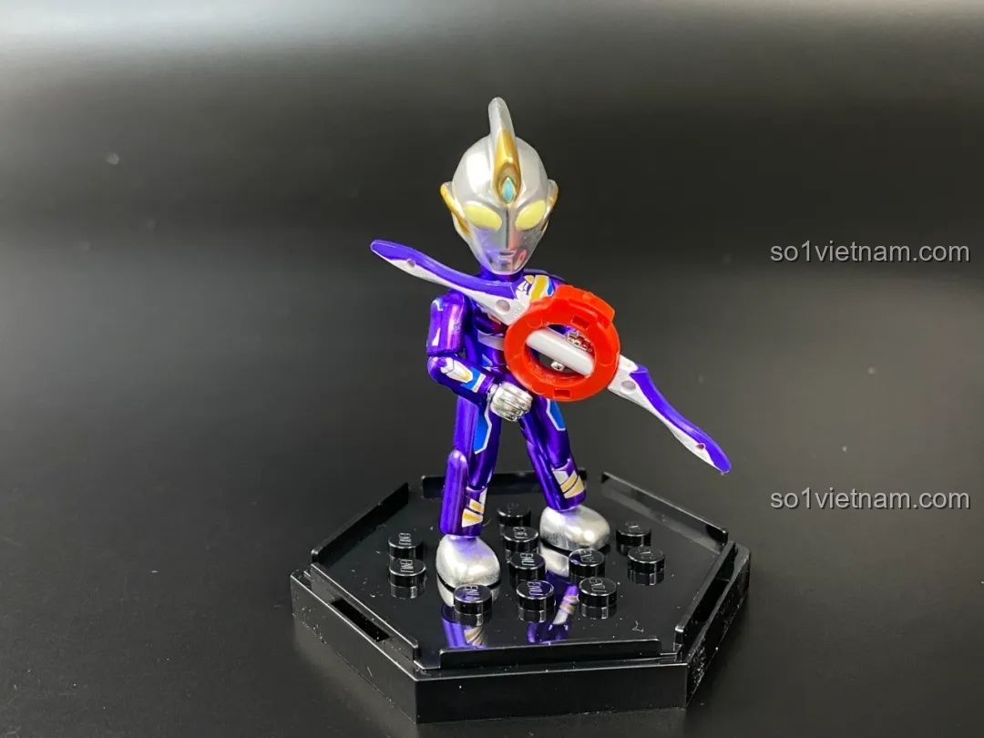 Figure Ultraman Orb phiên bản sơn bóng tạo dáng với vũ khí Orb Slugger Lance.
