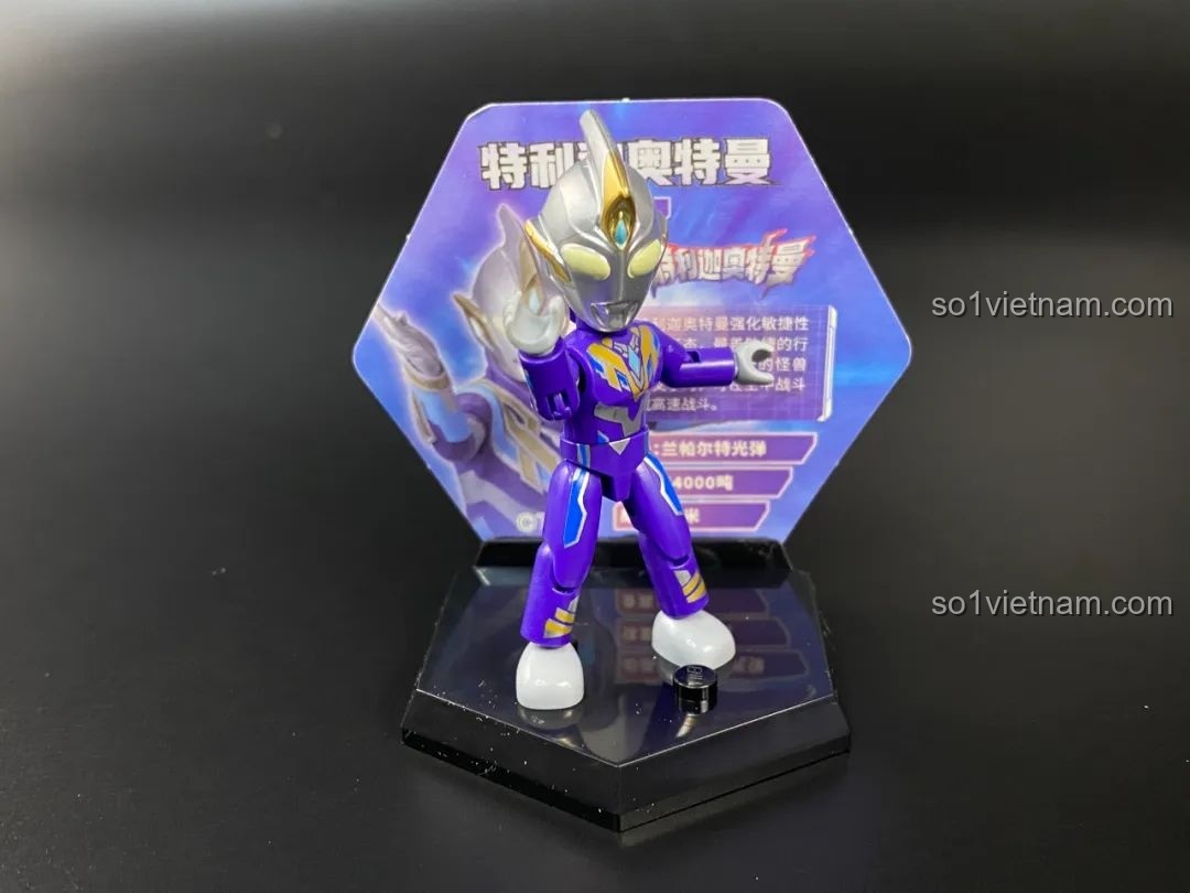 Figure Ultraman Orb Spacium Zeperion được đặt trên đế trưng bày hình lục giác với thẻ bài phía sau.