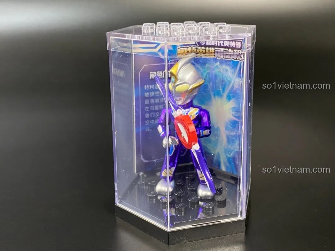 Figure Ultraman Orb được đặt trong hộp trưng bày trong suốt.
