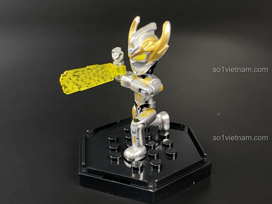 Figure Ultraman Taiga phiên bản sơn bóng tạo dáng bắn chiêu Strium Blaster.