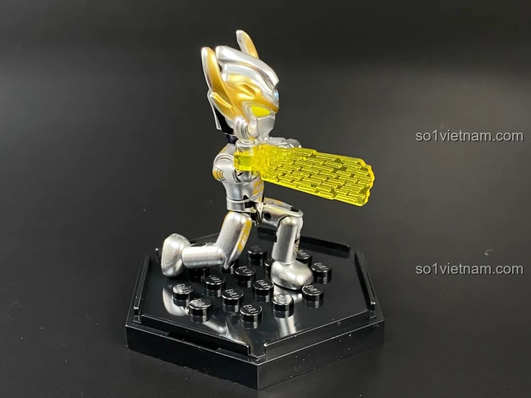 Figure Ultraman Taiga phiên bản sơn bóng tạo dáng quỳ gối, thể hiện sự linh hoạt của khớp.