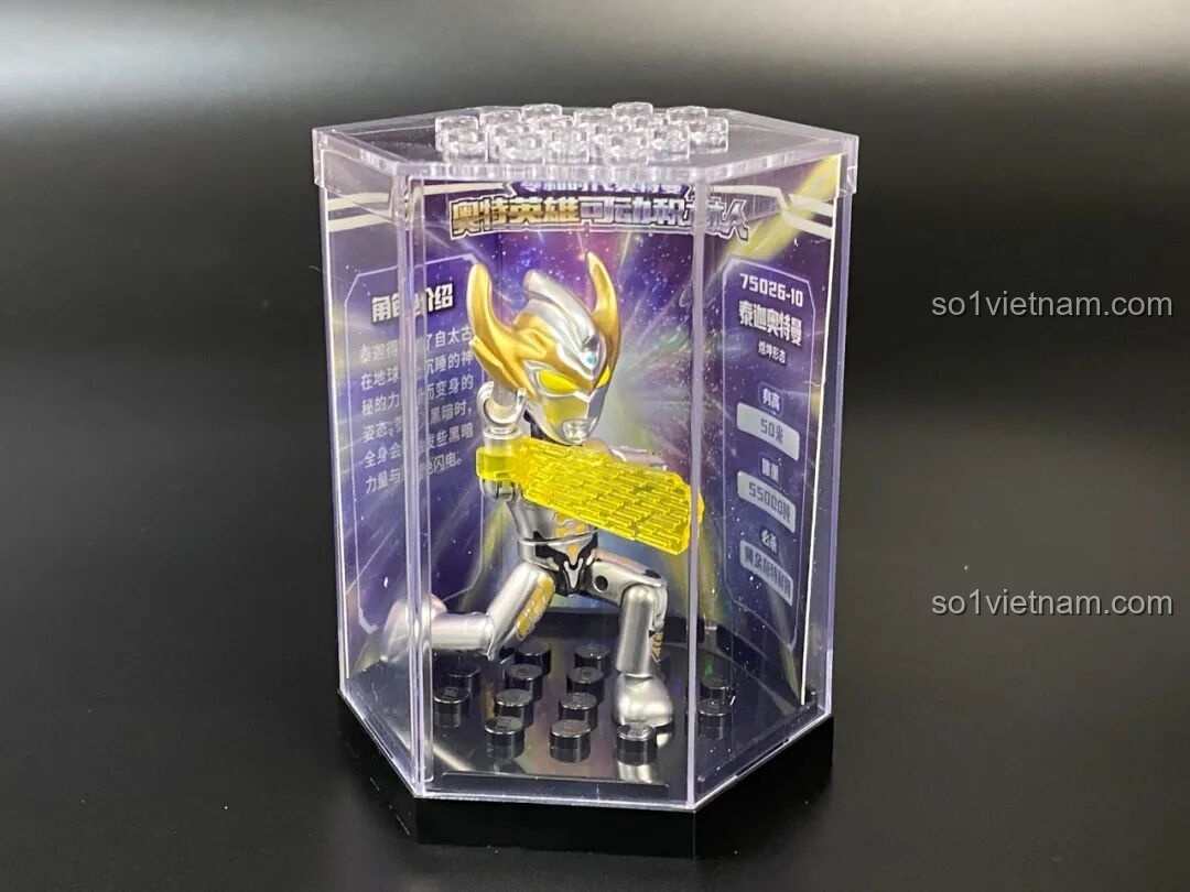 Figure Ultraman Taiga được đặt trong hộp trưng bày trong suốt.