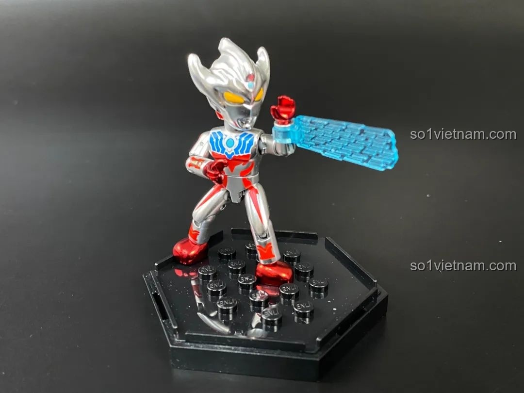 Figure Ultraman Titas phiên bản sơn bóng tạo dáng với hiệu ứng năng lượng.