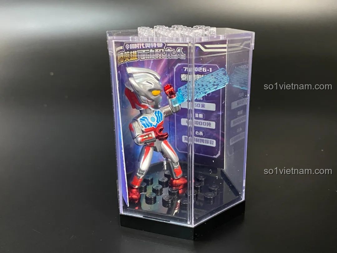 Figure Ultraman Titas được đặt trong hộp trưng bày trong suốt.