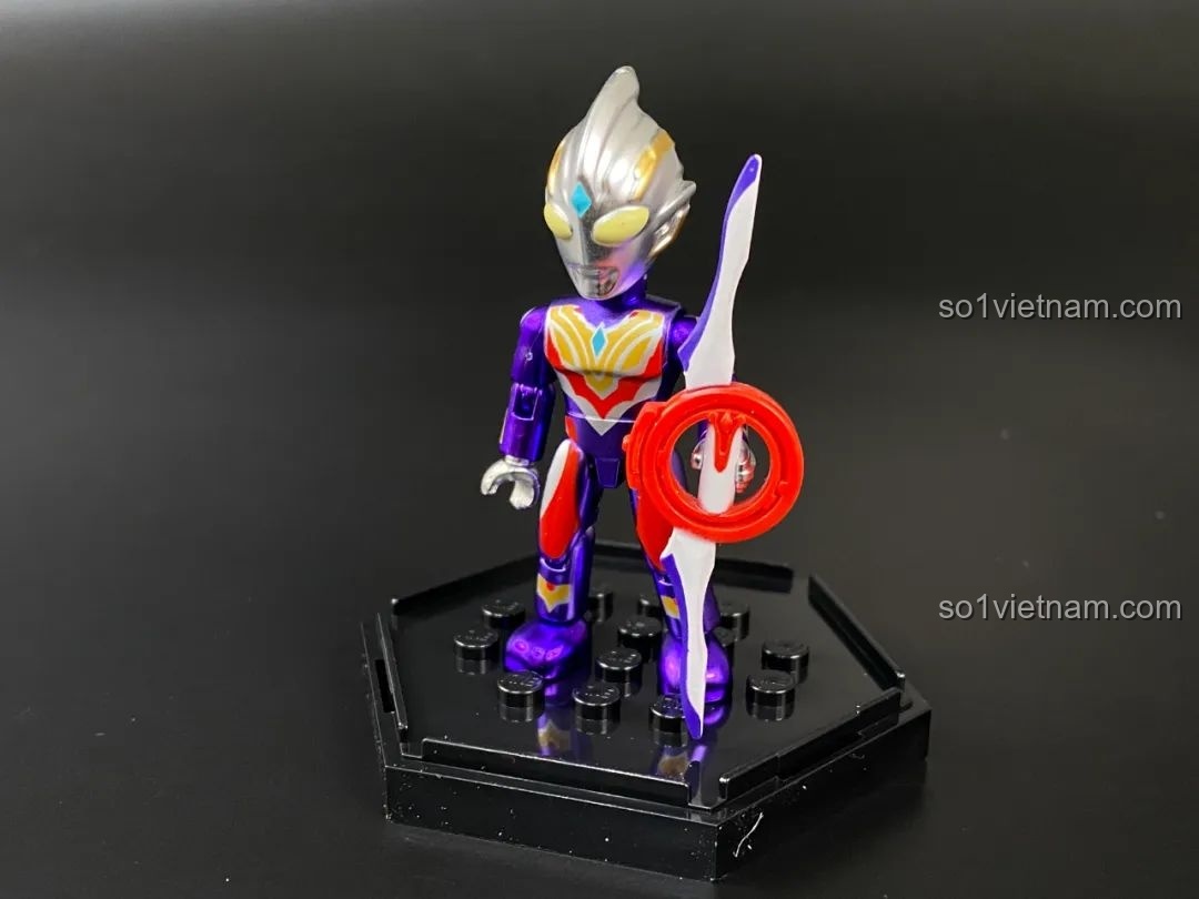 Figure Ultraman Tiga phiên bản sơn bóng tạo dáng với vũ khí.