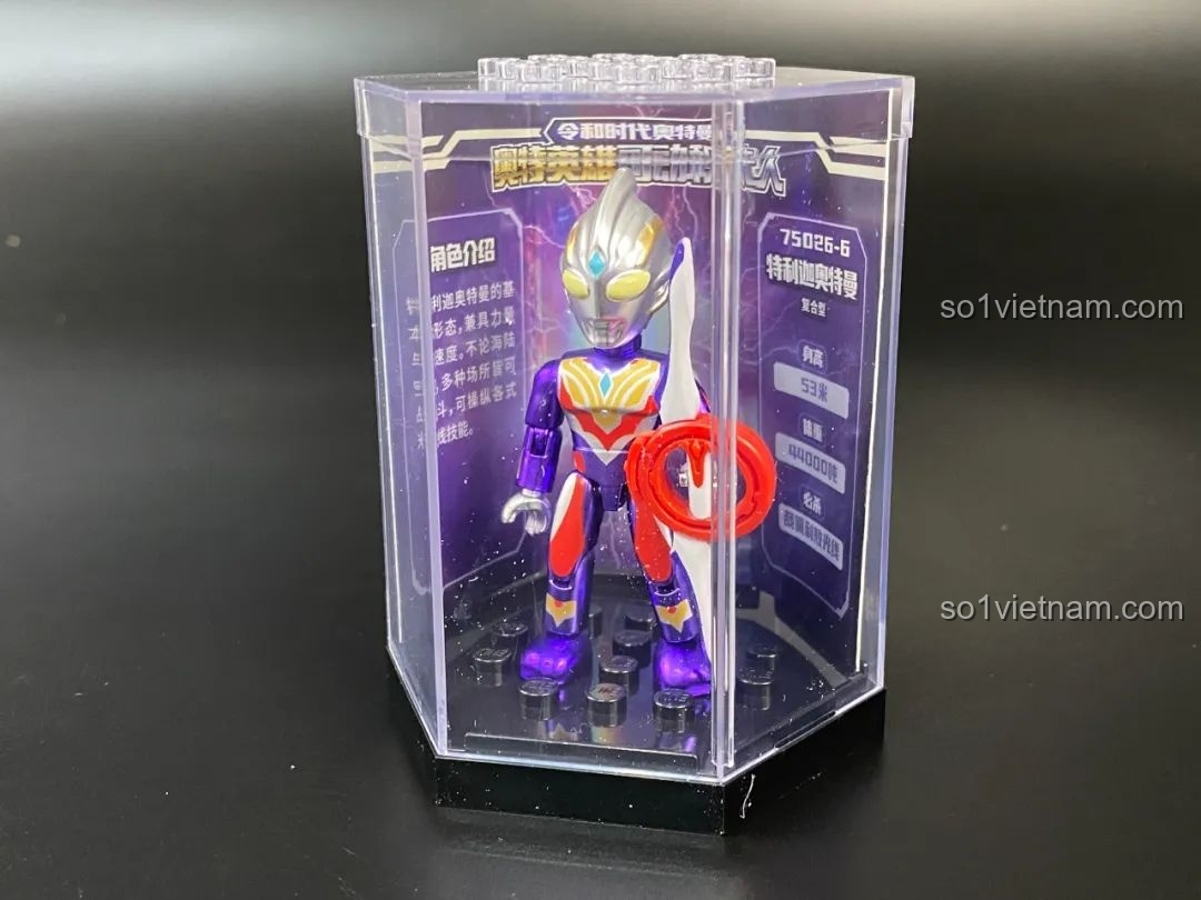 Figure Ultraman Tiga được đặt trong hộp trưng bày trong suốt.