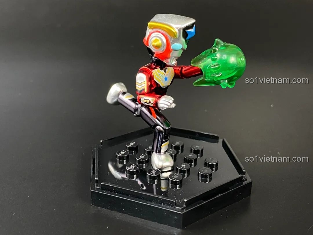 Figure Ultraman Titus phiên bản sơn bóng tạo dáng với hiệu ứng năng lượng.