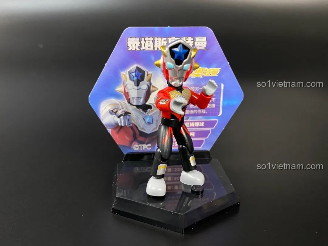 Figure Ultraman Titus được đặt trên đế trưng bày hình lục giác với thẻ bài phía sau.