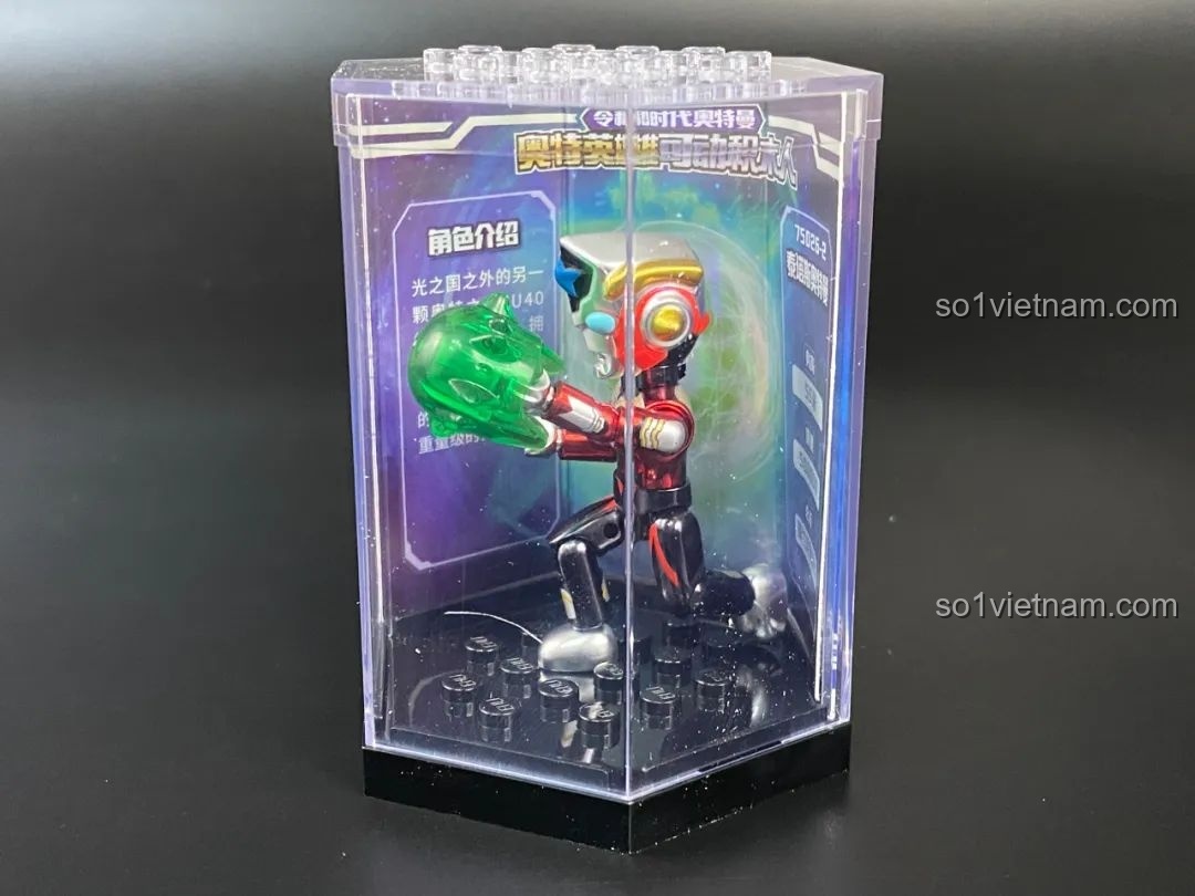 Figure Ultraman Titus được đặt trong hộp trưng bày trong suốt.