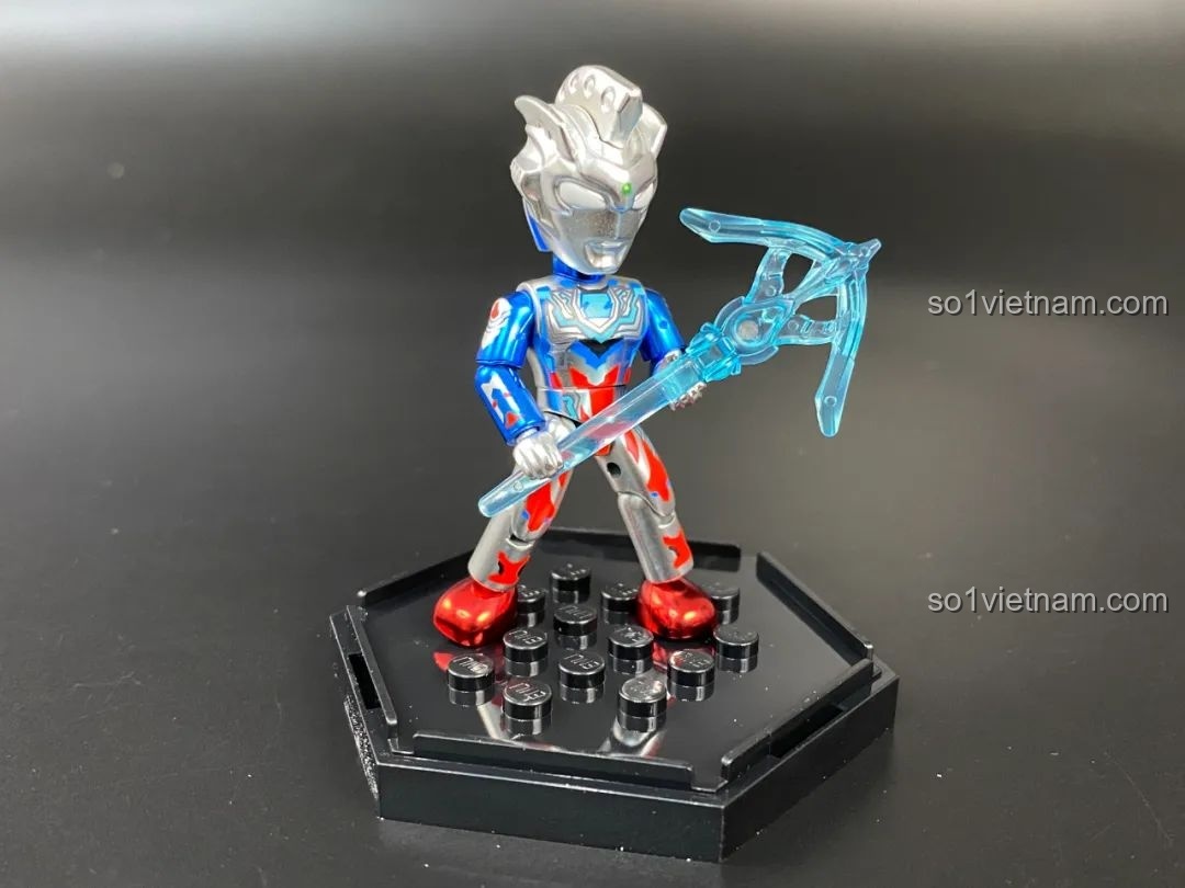 Figure Ultraman Z phiên bản sơn bóng tạo dáng với vũ khí Z Lance Arrow.