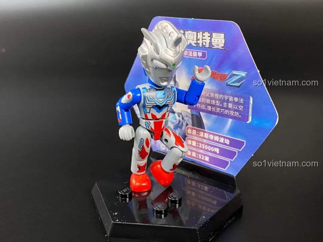 Figure Ultraman Z Original được đặt trên đế trưng bày hình lục giác với thẻ bài phía sau.