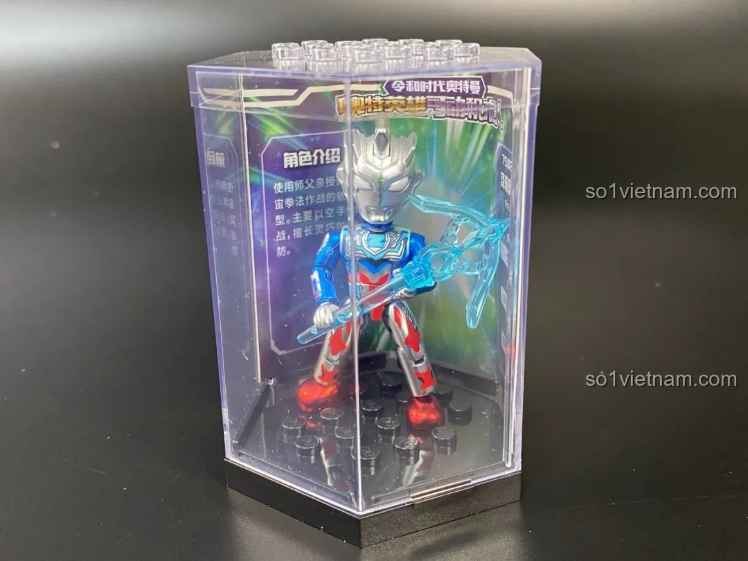 Figure Ultraman Z được đặt trong hộp trưng bày trong suốt.