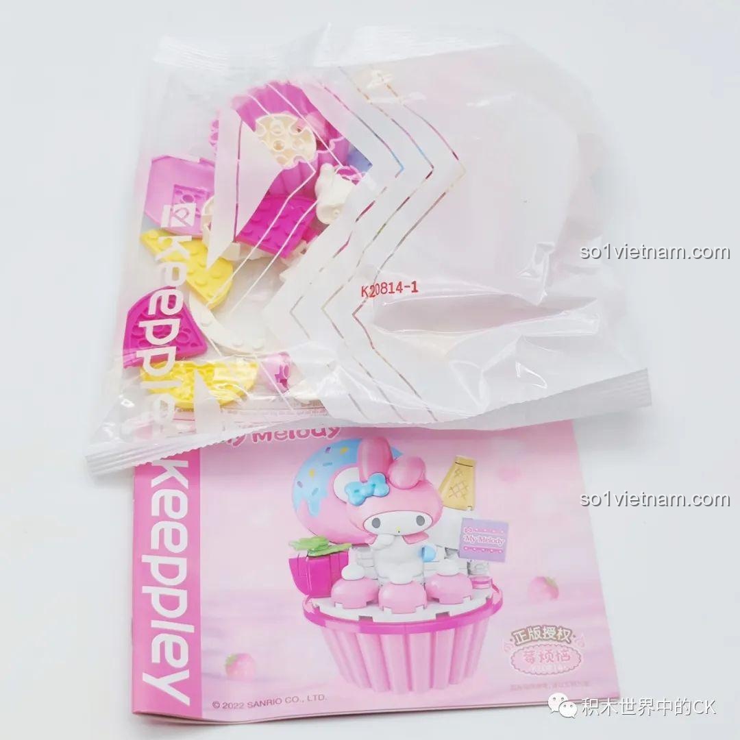 Thành phẩm bộ lắp ráp Keeppley Cinnamoroll Vạn Nhân Mễ, nhìn từ bên cạnh.