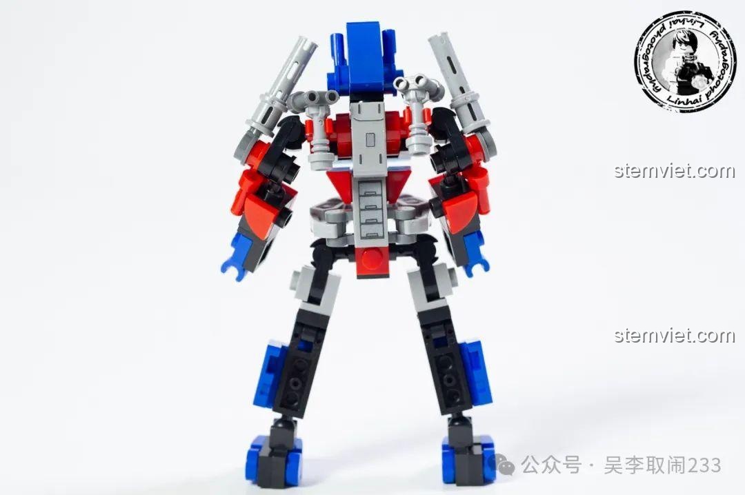 Ảnh chụp cả 4 mô hình robot Transformers và bệ trưng bày được kết nối với nhau từ bộ FC1547.