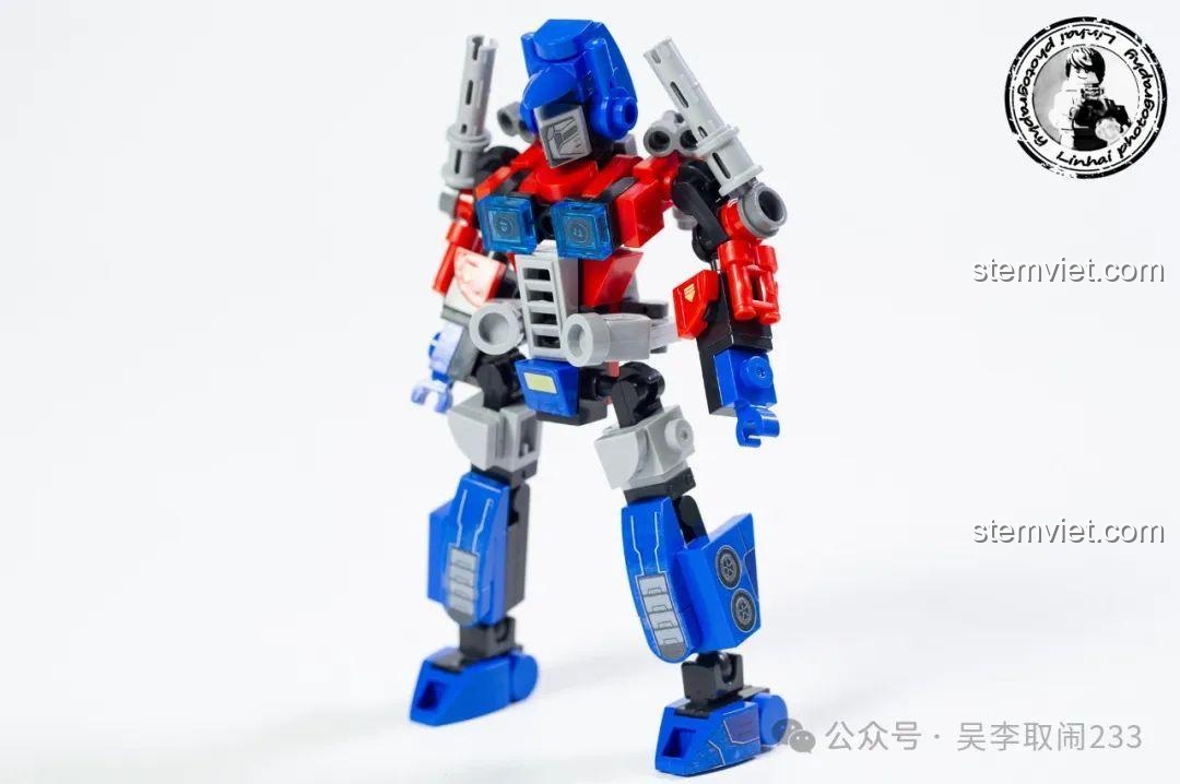 Mô hình Ratchet và bệ trưng bày sau khi lắp ráp từ bộ Forange Block FC1547.