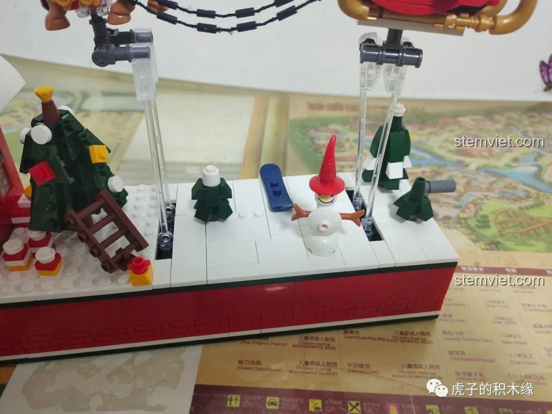 Bộ đồ chơi Ông già Noel và Tuần lộc, cận cảnh mô hình đã lắp ráp, chi tiết in ấn sắc nét, phù hợp bé gái 6 tuổi