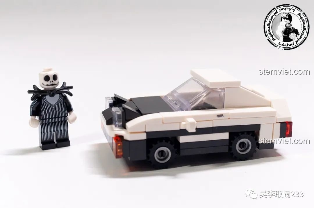 Nhân vật Jack Skellington đứng cạnh xe Toyota AE86 Trueno Forange FC8279.