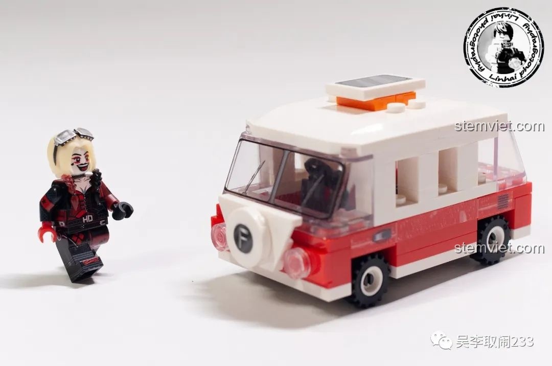 Nhân vật minifigure đứng cạnh xe bus Volkswagen T1 Forange FC8279.