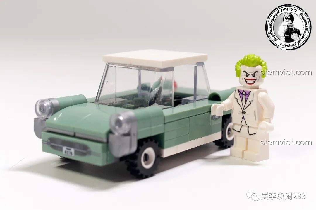 So sánh kích thước xe hơi cổ điển Forange FC8279 với một nhân vật minifigure.