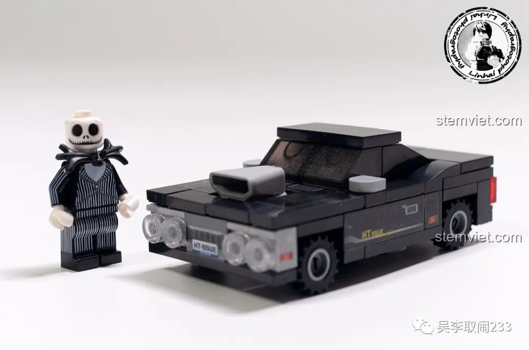 Nhân vật Jack Skellington đứng cạnh xe Dodge Charger Forange FC8279.