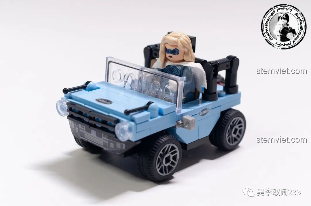 Nhân vật minifigure ngồi trong xe Jeep Wrangler Forange FC8279.