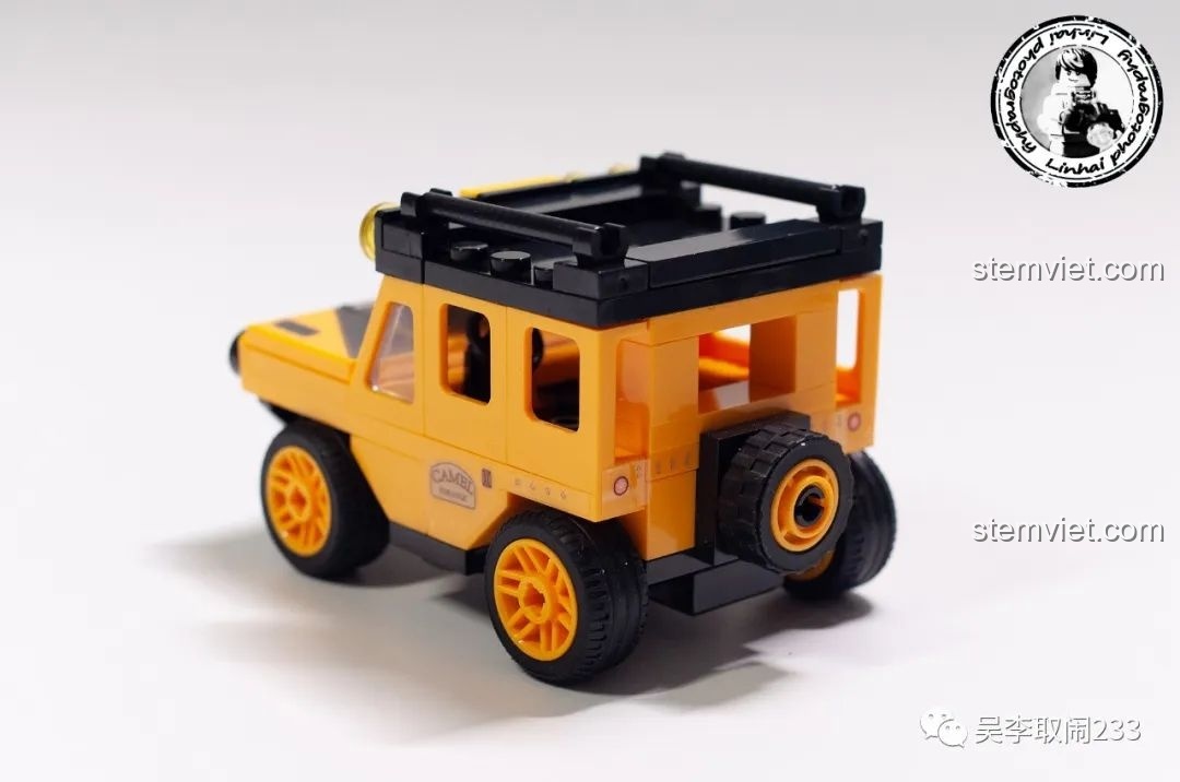 Mặt sau của mô hình xe Land Rover Defender 110 Forange FC8279.