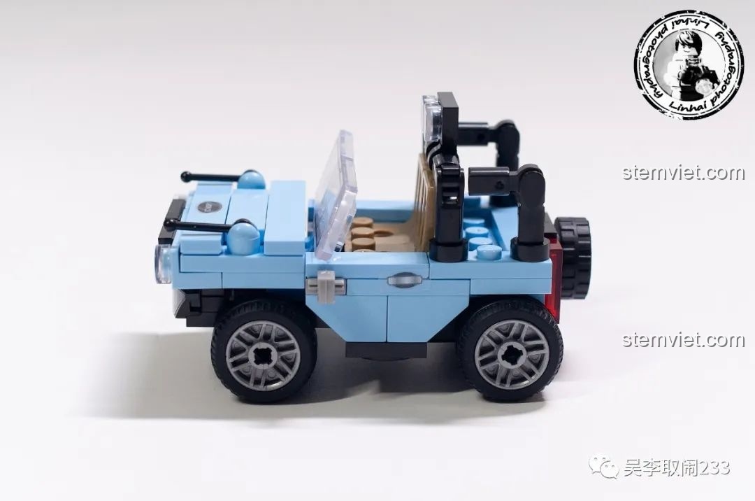 Mô hình xe Land Rover Defender 110 Forange FC8279 và một chiếc xe tay ga mini.