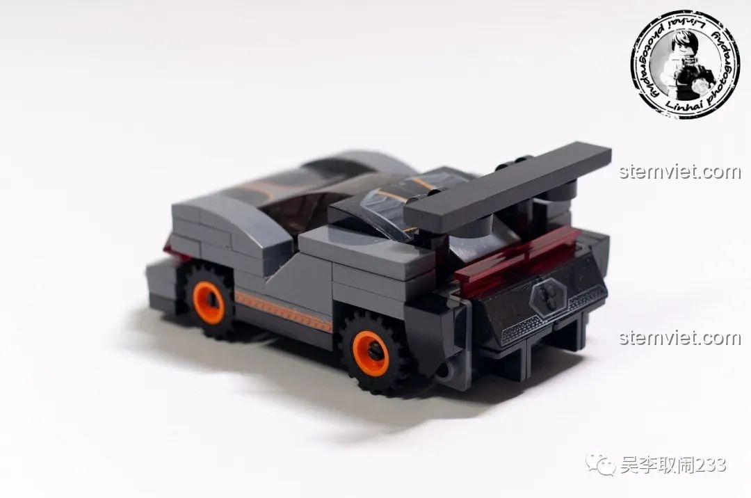 Mặt sau của mô hình siêu xe McLaren Senna Forange FC8279 với cánh gió lớn.