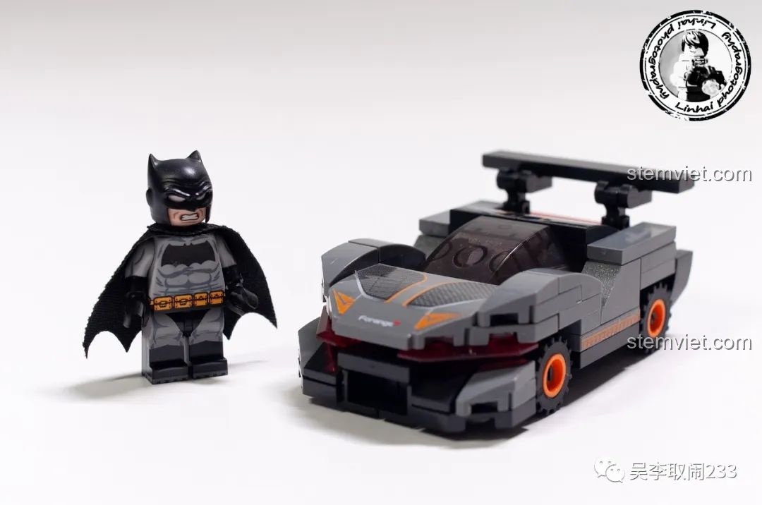 Nhân vật Batman đứng cạnh siêu xe McLaren Senna Forange FC8279.