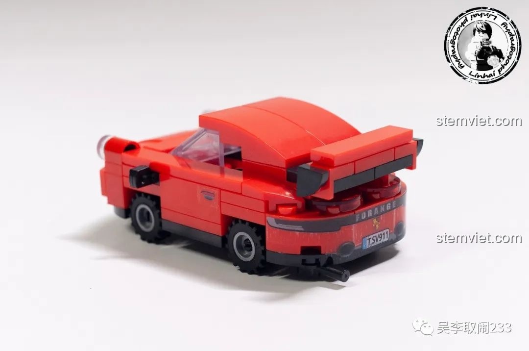 Mặt sau của mô hình xe Porsche 911 Forange FC8279 với cánh gió và ống xả.