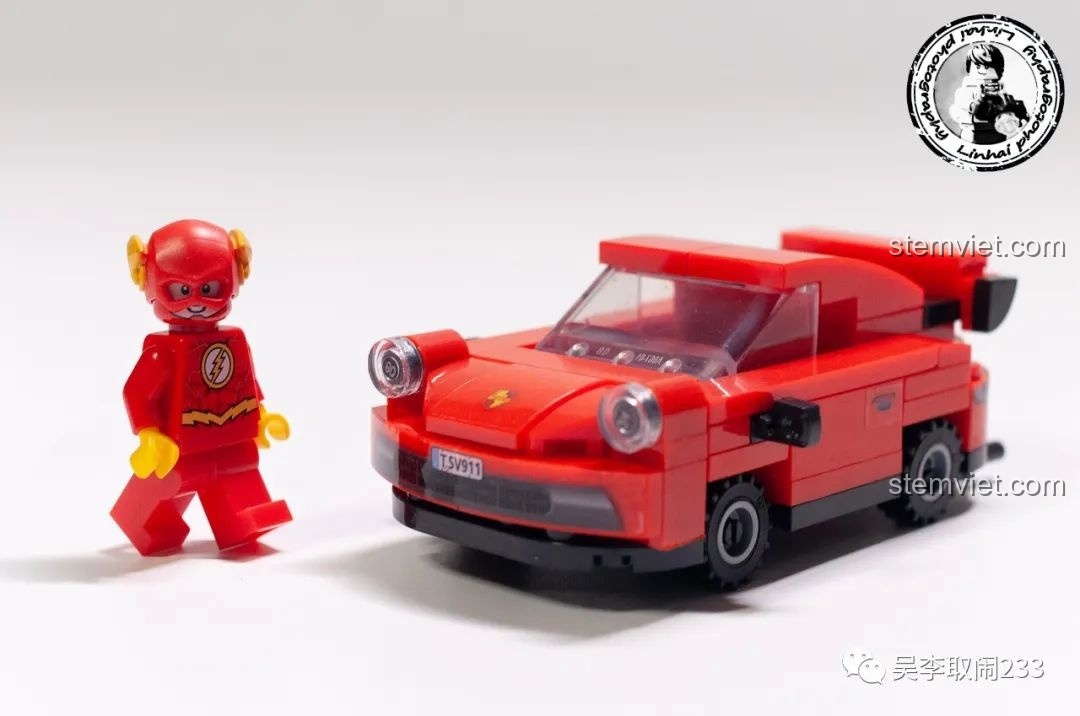 Nhân vật The Flash đứng cạnh xe Porsche 911 Forange FC8279.