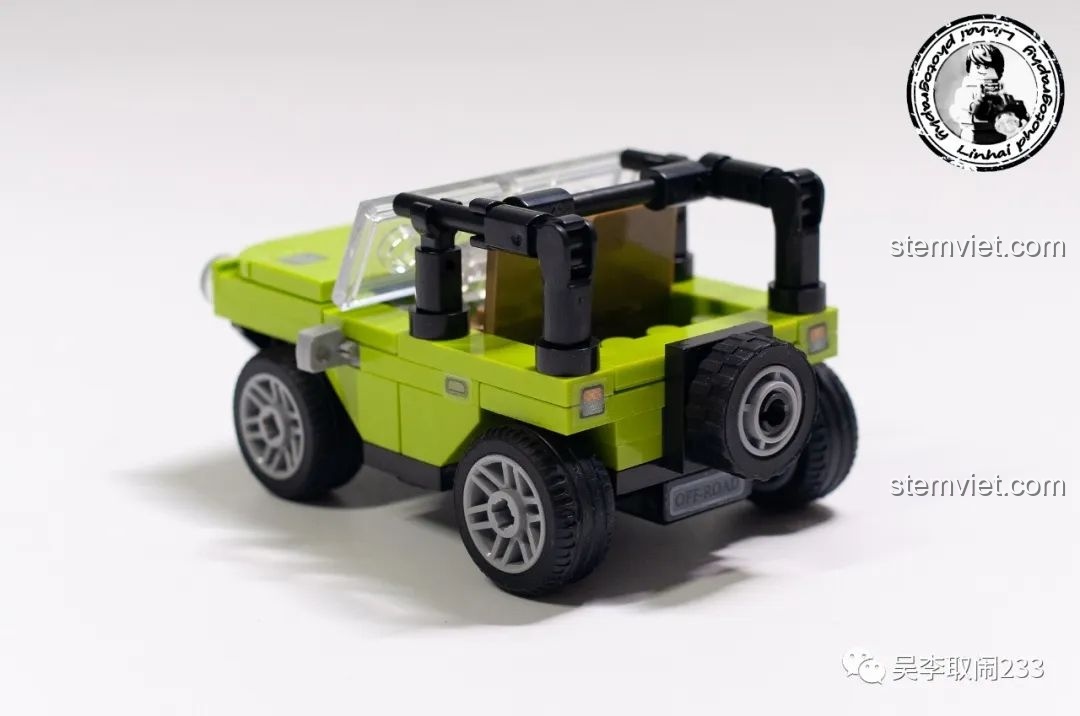 Mặt sau của mô hình xe Suzuki Jimny Forange FC8279 với lốp dự phòng.