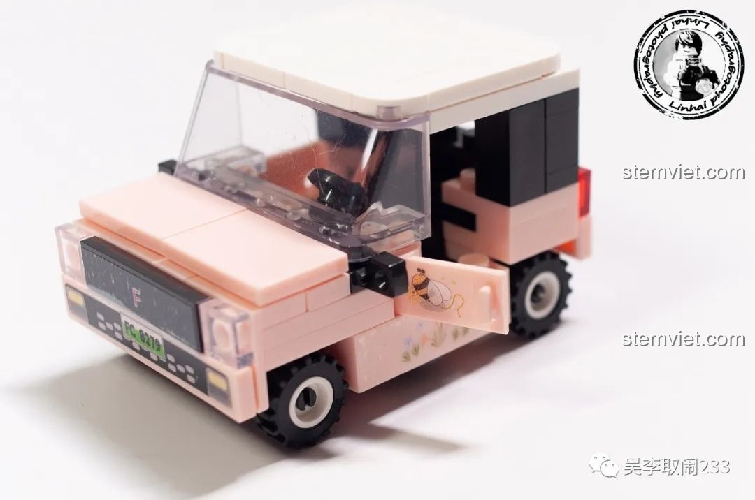 Mô hình xe Wuling Mini EV Forange FC8279 với cửa xe đang mở, lộ nội thất.